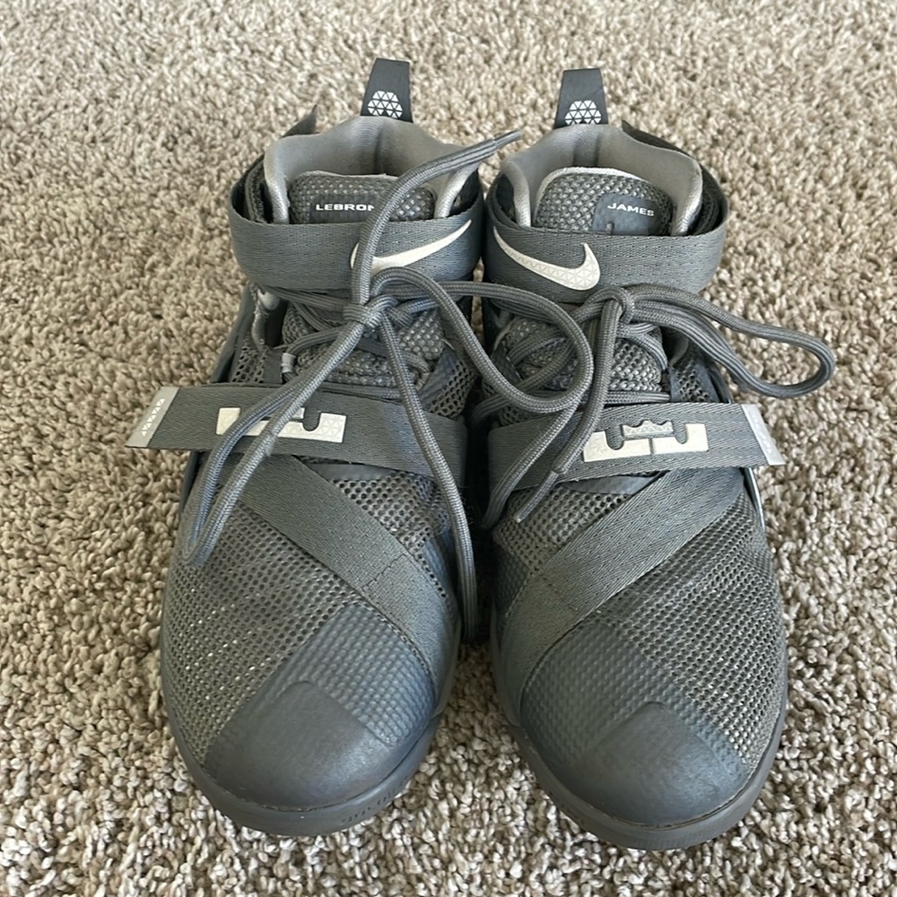 Lebron James kids basketball shoe